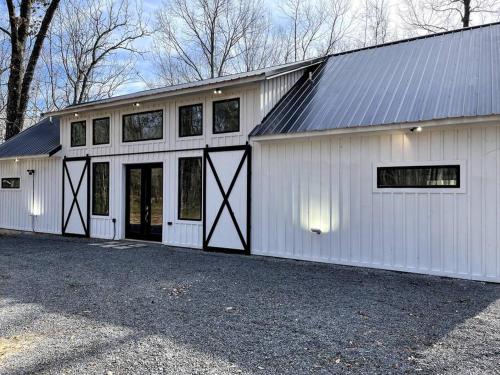 The Brand New The Luxe Cabin sleeps 12 — 4-Star Luxury Hotel in Broken Bow, United States