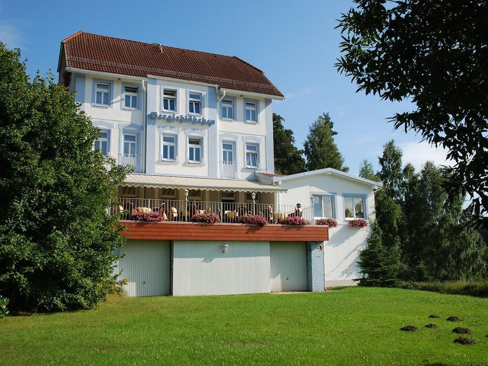 Waldhotel Bergschlößchen pet-friendly hotel Halsbrucke