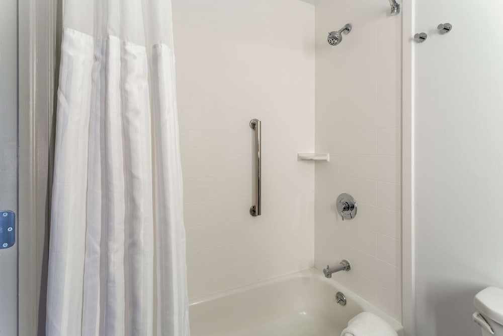 Hilton Garden Inn Chicago North Shore Evanston - photo 33