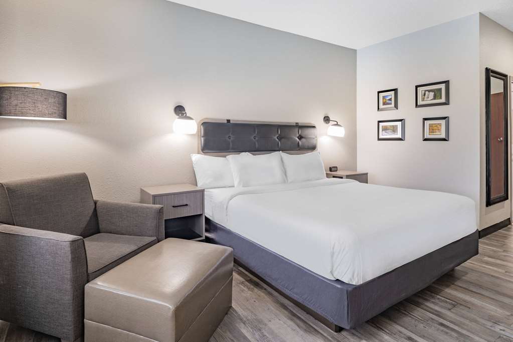 La Quinta Inn & Suites by Wyndham Evansville - photo 16