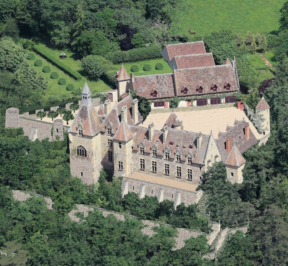 Château de Peufeilhoux — 5-Star Luxury Hotel in Vallon-En-Sully, France