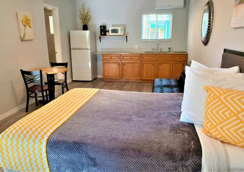Johns Pass Beach Motel - photo 40
