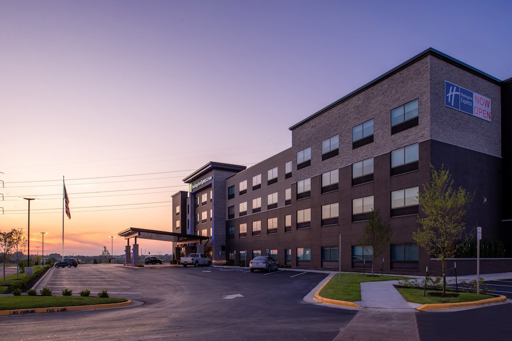 Holiday Inn Express & Suites Olathe West by IHG - photo 39