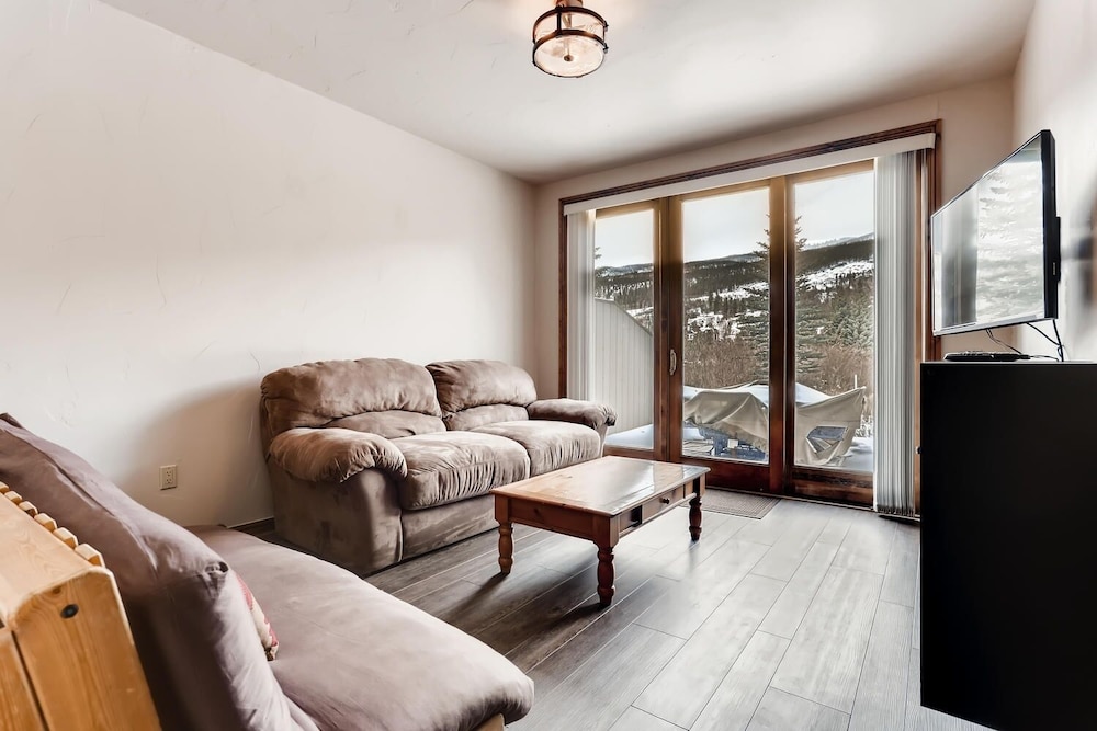 3BR Townhome Walk to Slopes & Kids Ski Free by Redawning - photo 11