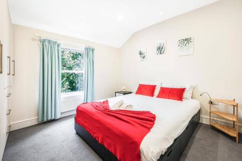 Spacious Elegant Apartment in Shepard's Bush Pass the Keys — 4-Star Luxury Hotel in London, United Kingdom