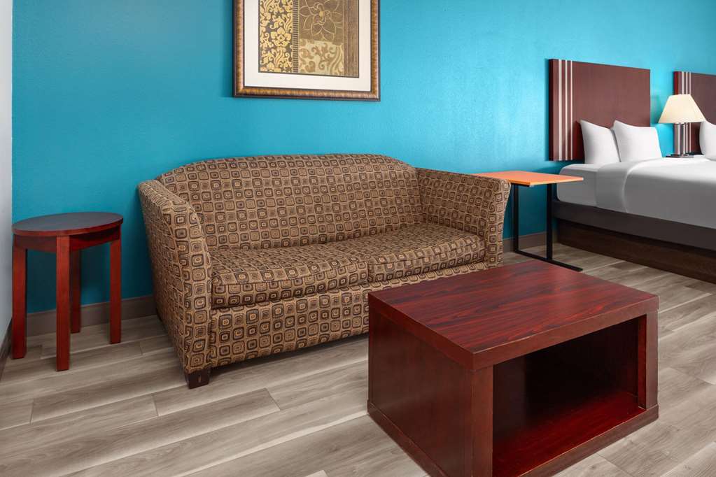 La Quinta Inn & Suites by Wyndham Woodward - photo 35