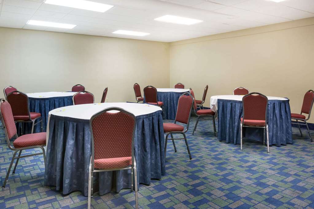 Days Inn & Suites by Wyndham Bridgeport Clarksburg - photo 12