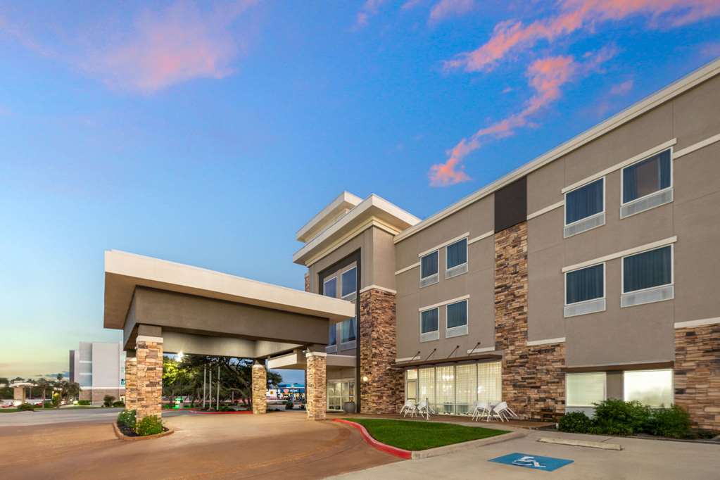 La Quinta Inn & Suites by Wyndham Rockport Fulton - photo 5