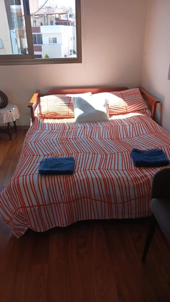 Extremely comfy apt with spacious private terrace 10min walk to the beach & in Town