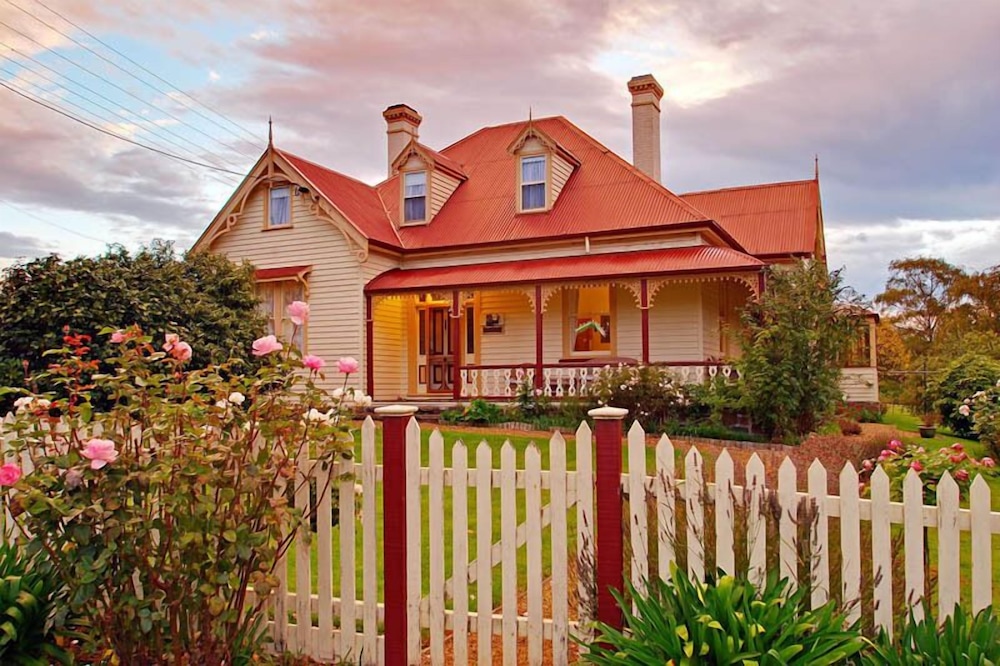 Cambridge House — 4-Star Luxury Hotel in Geeveston, Australia