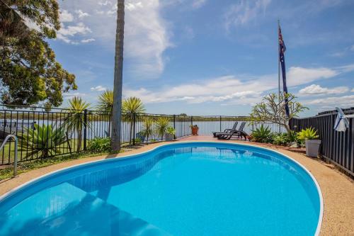 Ludford Lakefront Beachside Retreat For Groups — Swansea