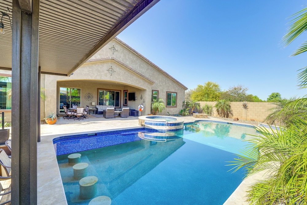 Swim up Bar & Putting Green: Goodyear Getaway — hotel in Litchfield Park