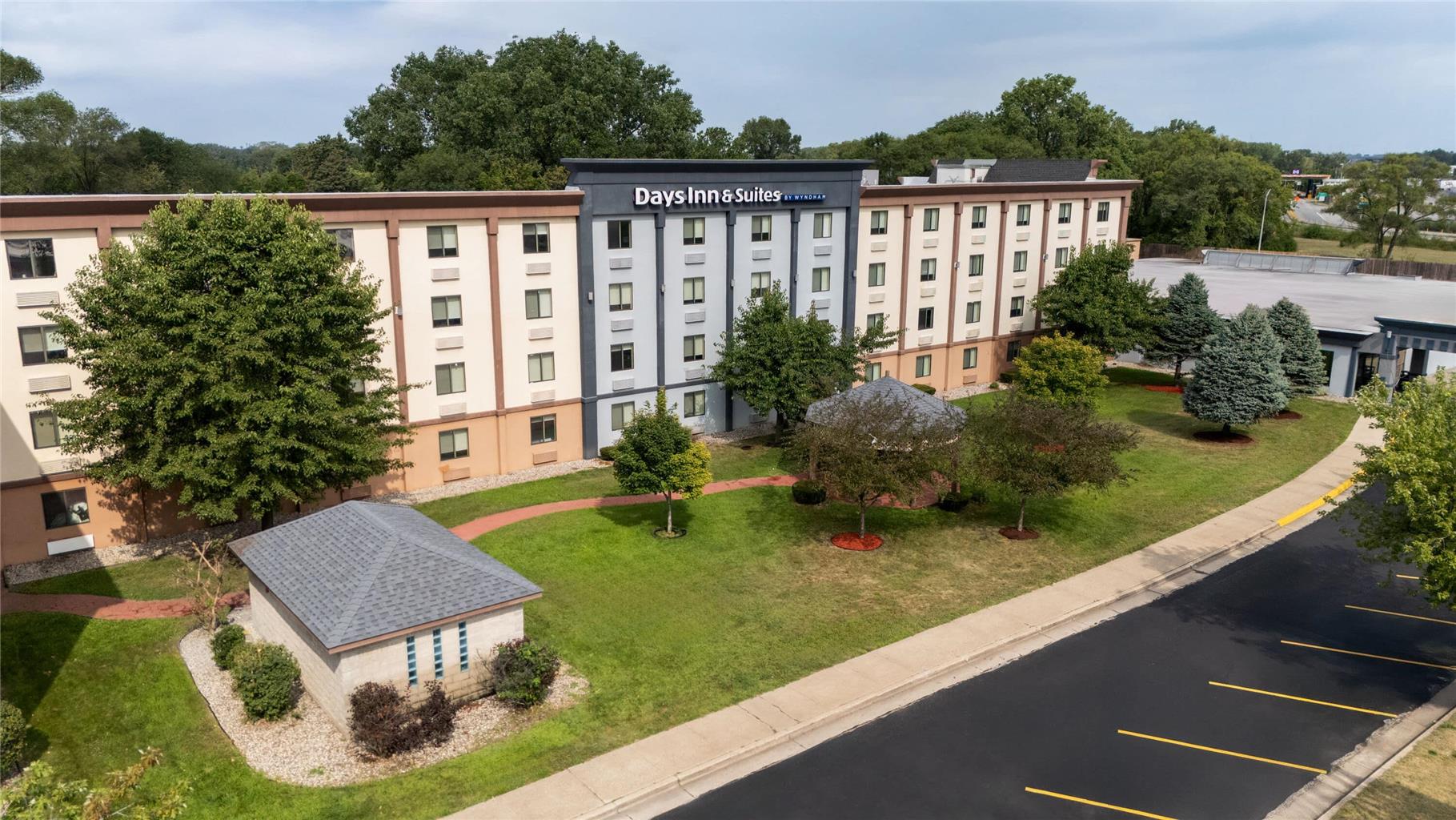 Days Inn and Suites by Wyndham Hammond IN - photo 2