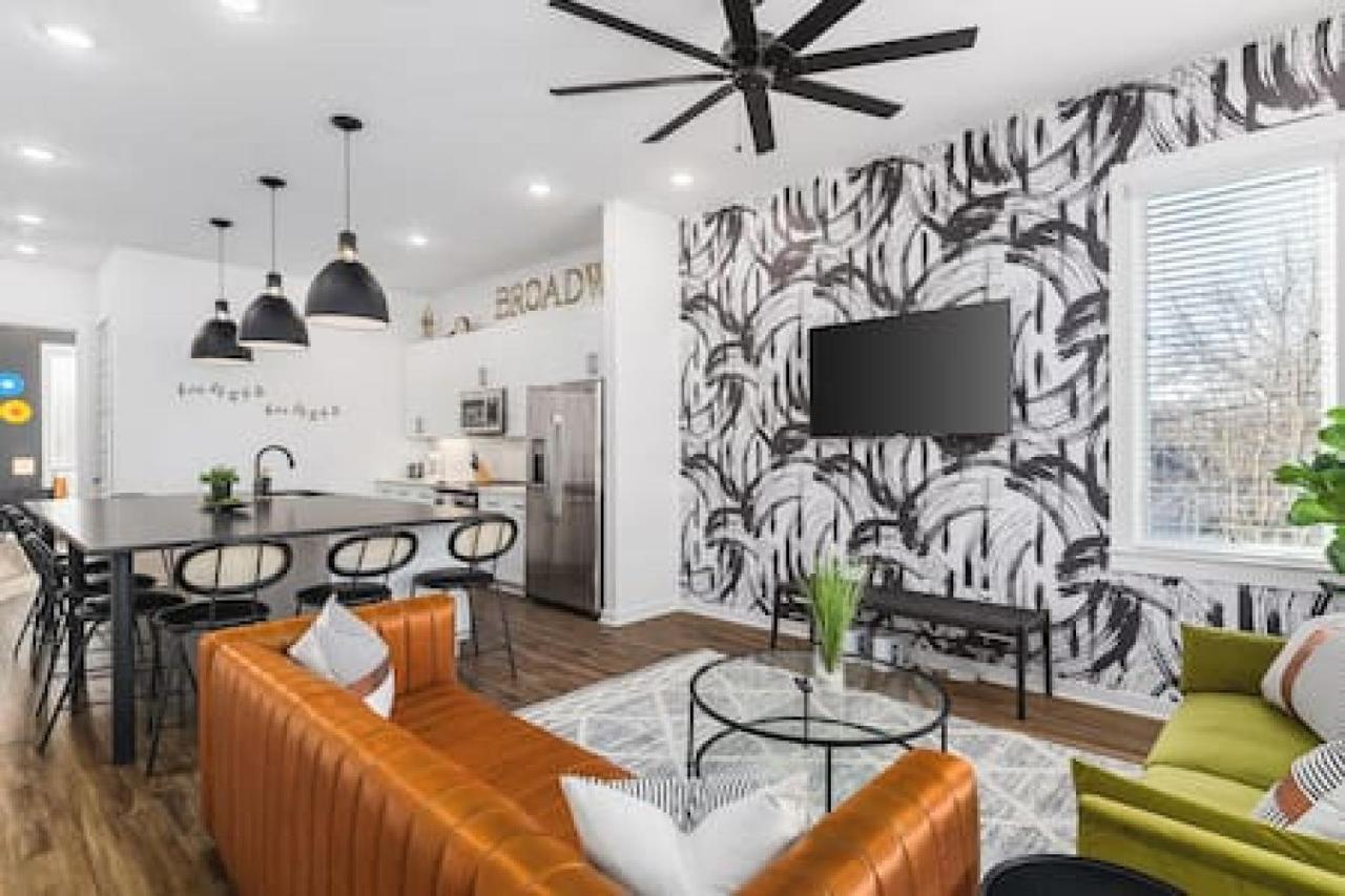 Modern Home with Large Patio plus Rooftop Deck and Garage — 4-Star Luxury Hotel in Nashville, United States