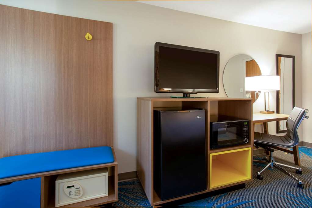 Days Inn by Wyndham Marquette - photo 23