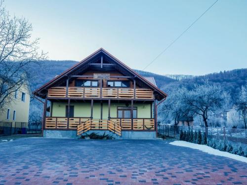 Villa Med'ok — 4-Star Luxury Hotel in Vyzhnytsya, Ukraine