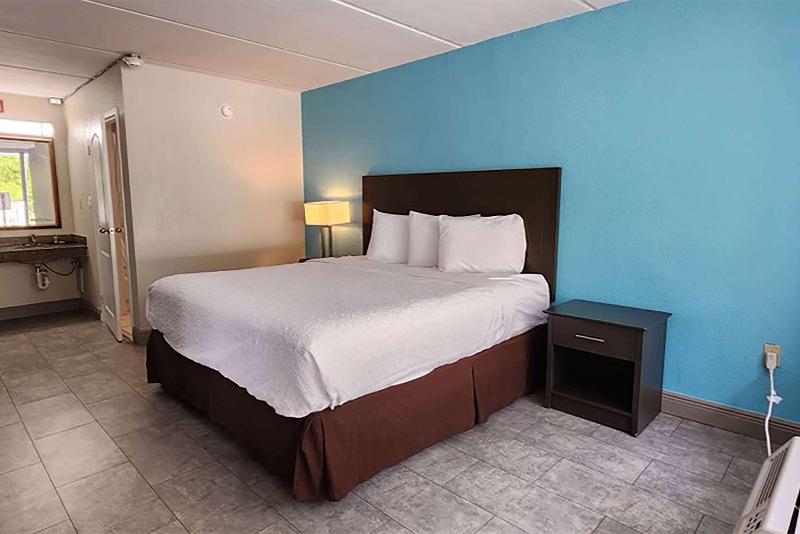 Travelers Inn - photo 16