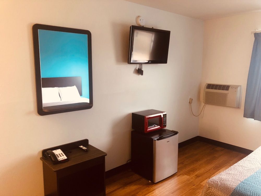 Troy Inn and Suites - photo 15