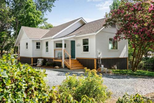 Creektown Cottages The Dogwood — Grass Valley