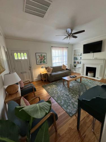 Near University Dining Garden District Dwelling — Montgomery
