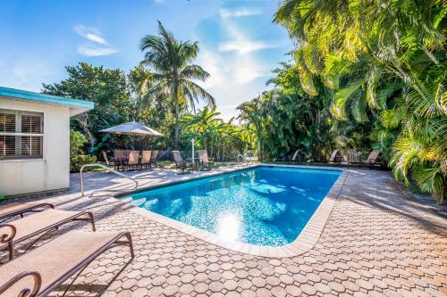 Hawaiian Punch 125 Crescent Dr in Anna Maria, United States