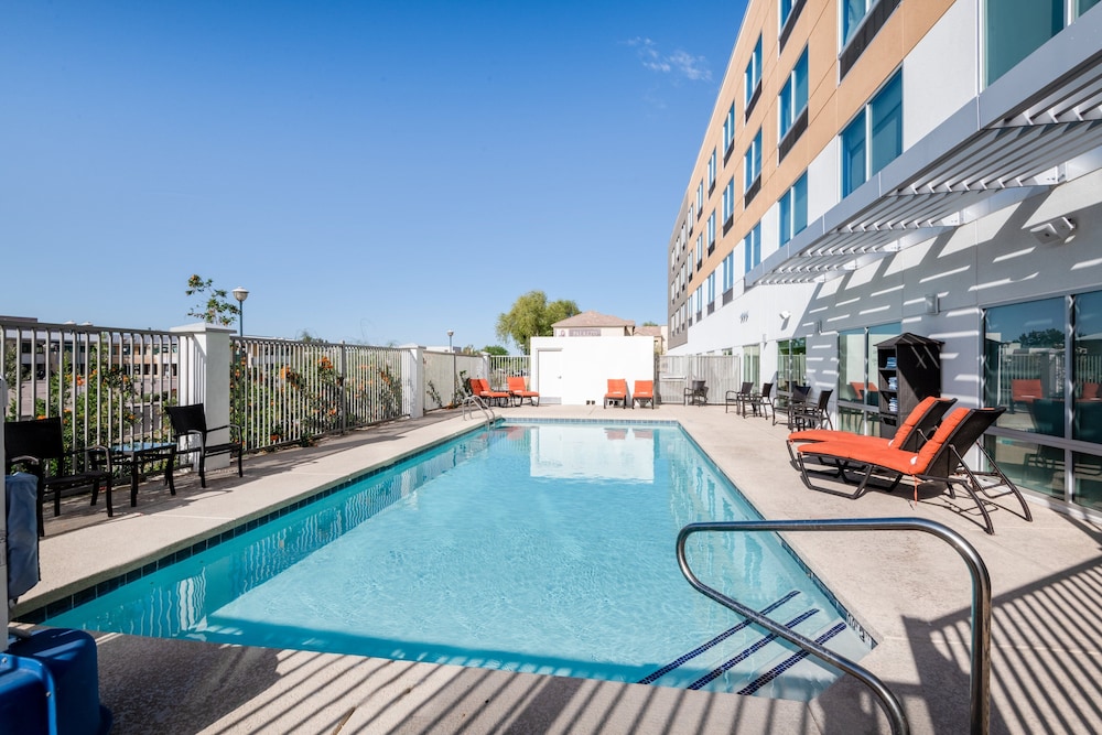 Holiday Inn Express & Suites Phoenix Airport North by IHG - photo 92