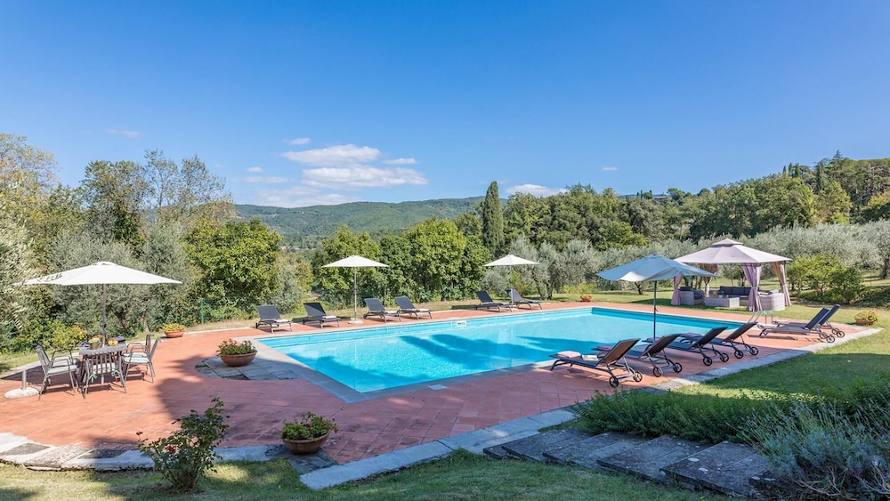 Villalta 18&2 Emma Villas — 4-Star Luxury Hotel in Arezzo, Italy