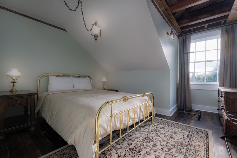 The NuWray Hotel & Carriage House - photo 32