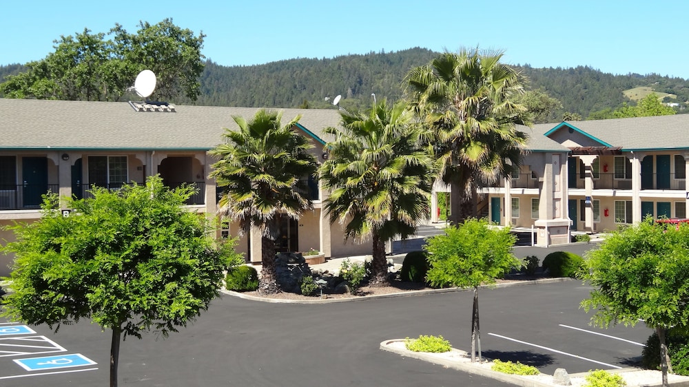 Cloverdale Wine Country Inn & Suites - photo 45