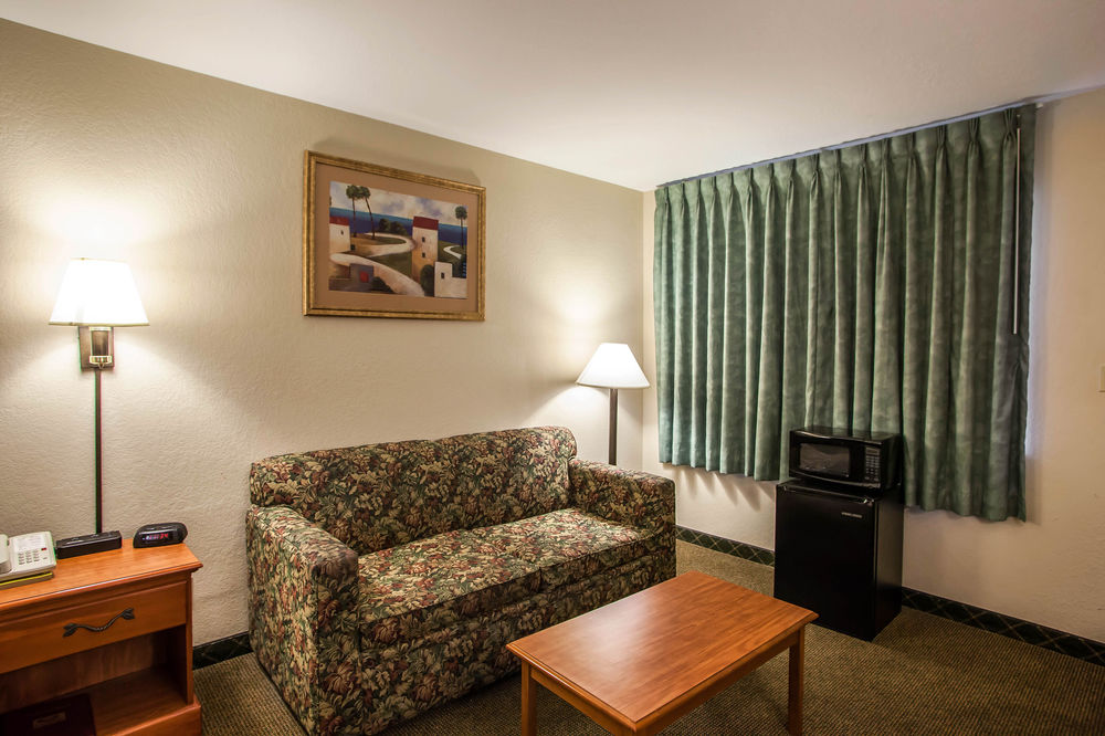 Econo Lodge Hannibal - photo 11
