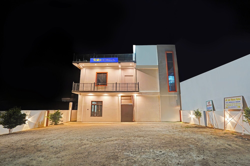 Fabhotel Sri Ram Milan Palace in Fyzabad, India