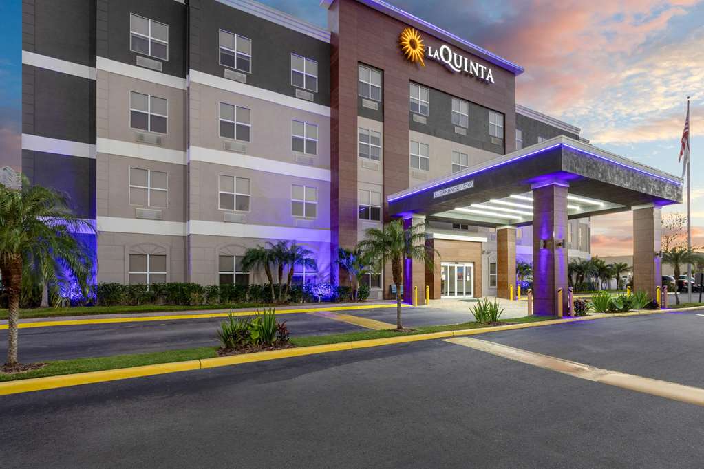 La Quinta Inn & Suites by Wyndham Tampa Central - photo 2