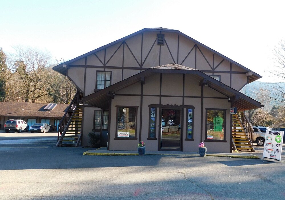 Packwood Inn - carbon neutral hotel in Renton