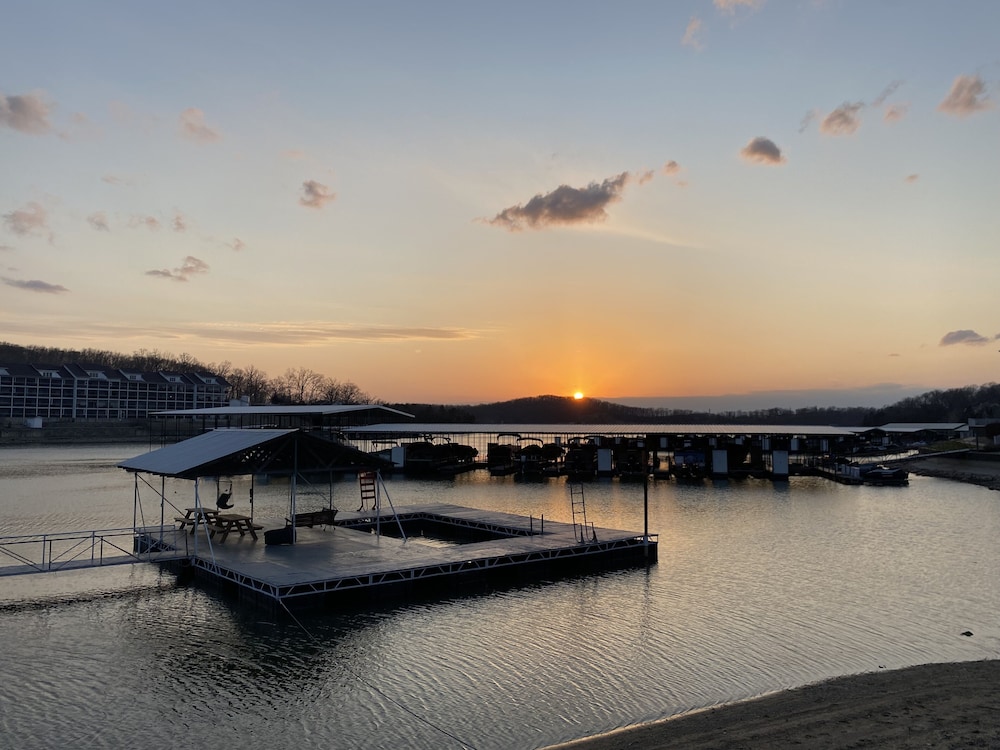 Niangua Hills Resort — hotel in Camdenton