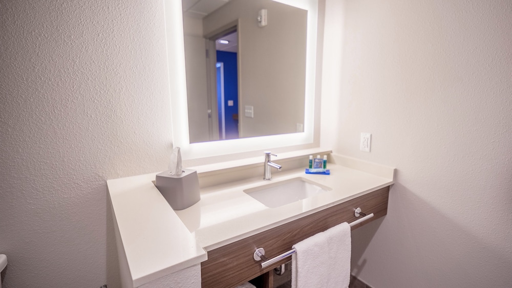 Holiday Inn Express & Suites Panama City Beach Beachfront by IHG - photo 27