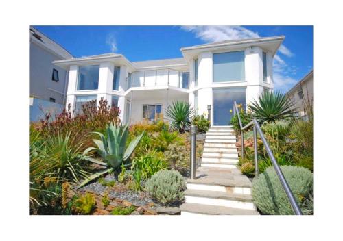 Ocean View 5 bedrooms sleeps 10 stunning views parking x4 in Mevagissey, United Kingdom