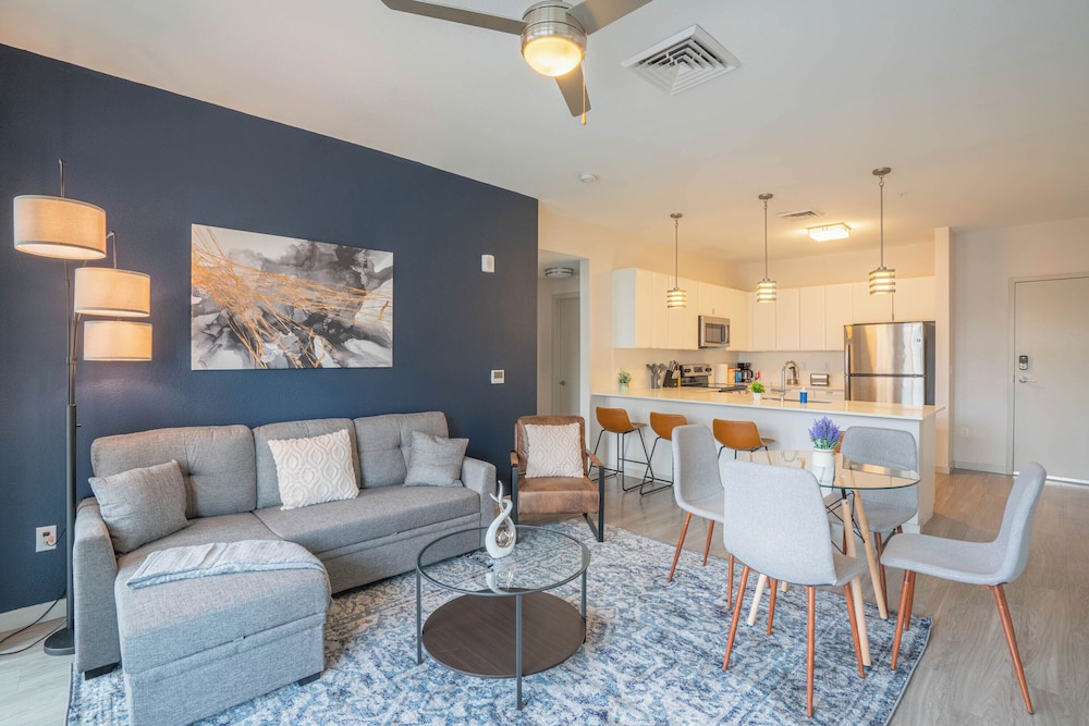 Modern 2BD DT Balcony Gym W D Parking Sleeps 8 — 4-Star Luxury Hotel in Phoenix, United States