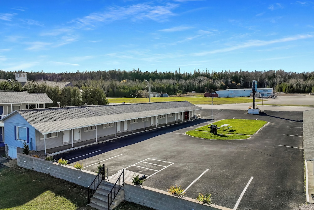 Bayview Lakefront Motel - photo 13