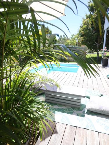 Lush Spacious Family Home between Beach & Town — 4-Star Luxury Hotel in Knysna, South Africa