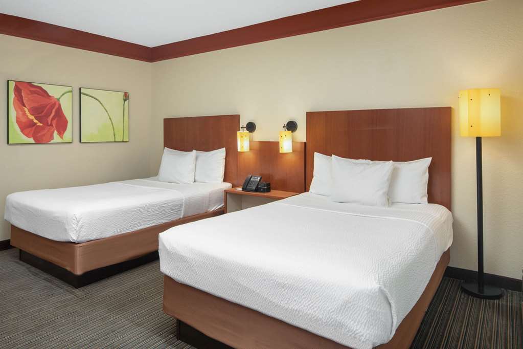 La Quinta Inn & Suites by Wyndham Atlanta Ballpark Galleria - photo 35