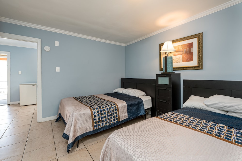 Boardwalk Hotel Charlee & Beach House Rentals - photo 8