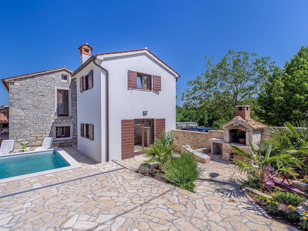 Villa in Istria with Pool near Croatian Sea — 4-Star Luxury Hotel in Svetvincenat, Croatia