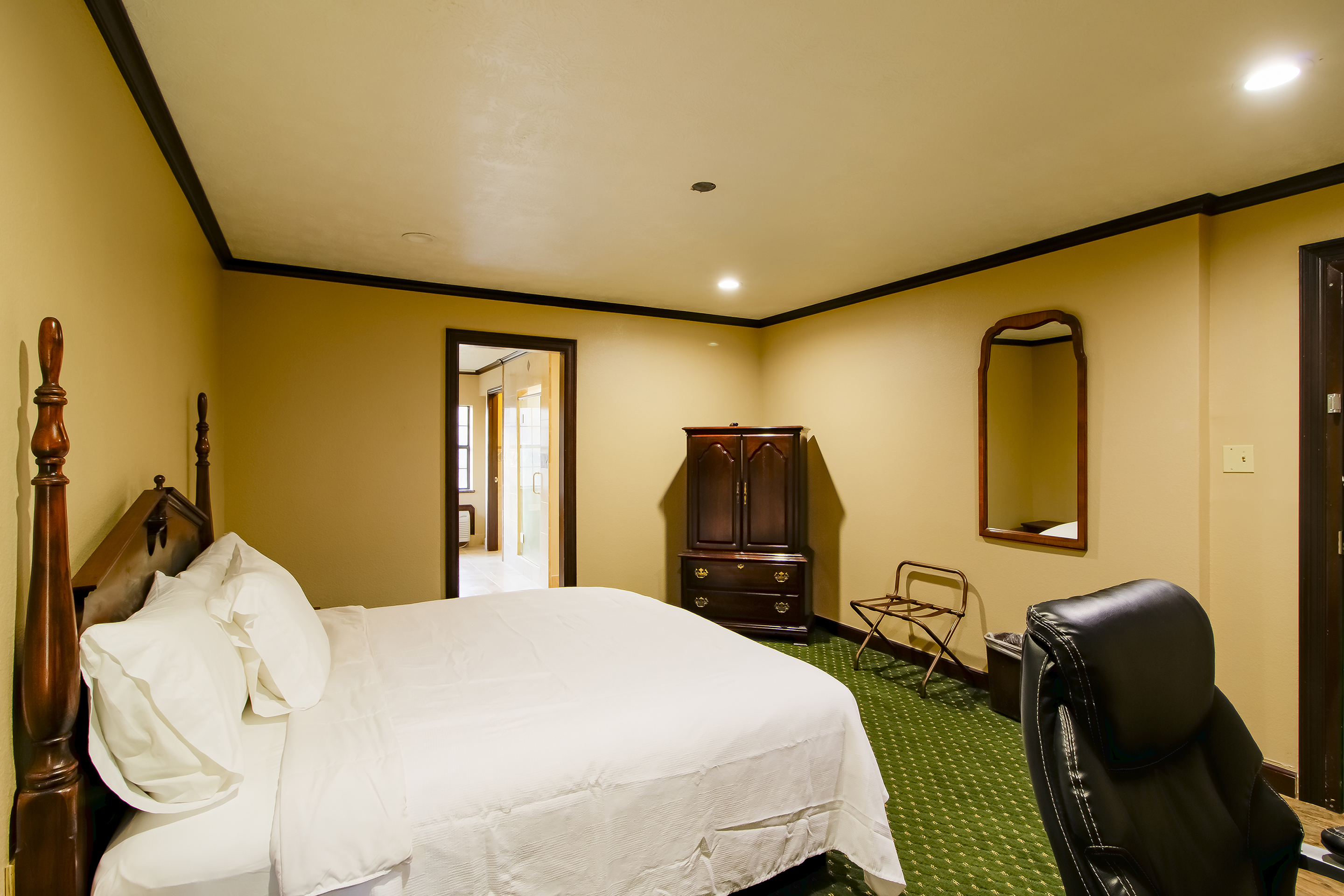 OYO Pinewood Inn & Suites Silsbee - photo 45