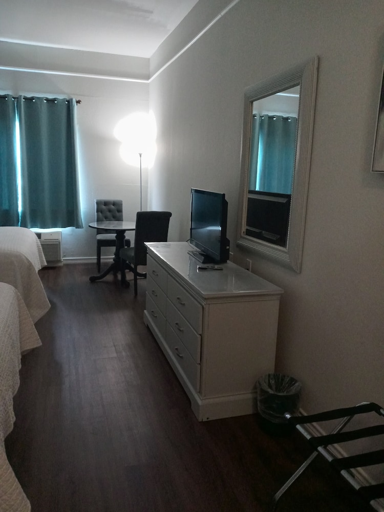 Deluxe Inn & Suites - photo 3