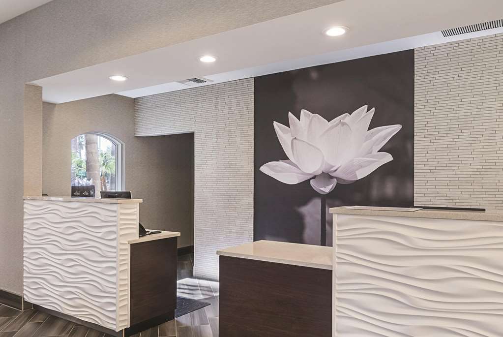 La Quinta Inn & Suites by Wyndham Ontario Airport - photo 9