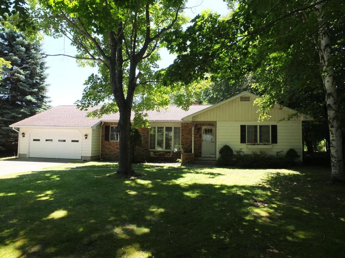 The Maple Cottage Walk to Beach & Lake Michigan — 4-Star Luxury Hotel in Frankfort, United States