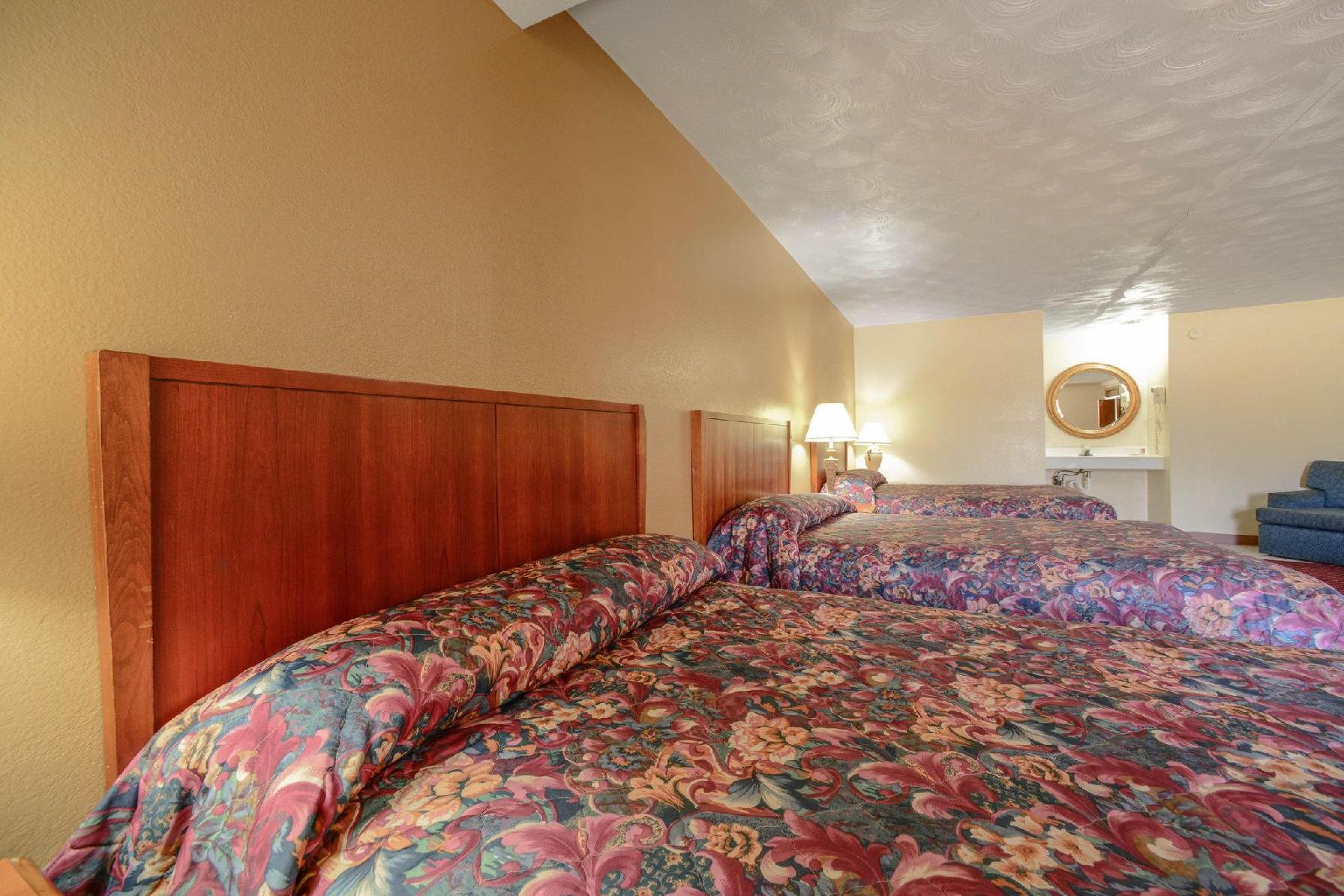 Econo Lodge Inn & Suites - photo 8