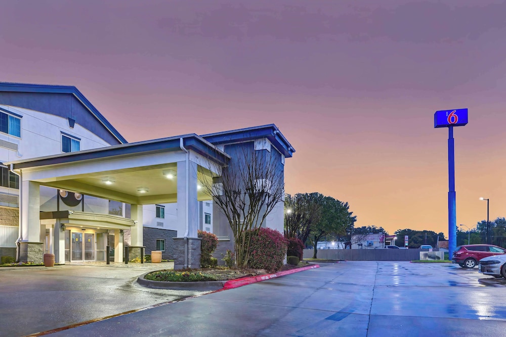 Motel 6 Mesquite TX Balch Springs pet-friendly hotel Balch Springs
