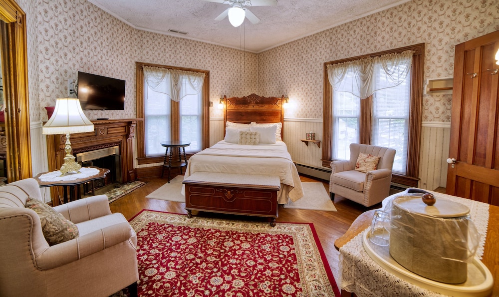 Rockwell Falls Inn and Wine Bar - photo 26