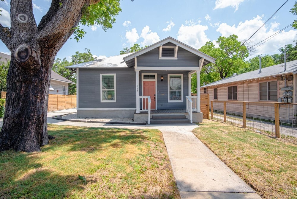 Comfy and Incredible Fenced 2BR 2 BA Near Downtown in San Antonio, United States